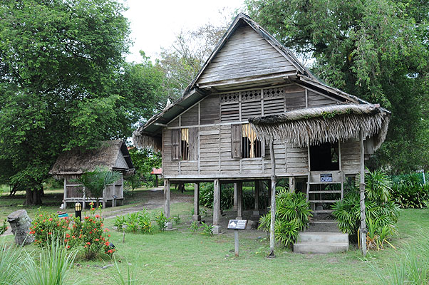 HKMM_2200.jpg (4288x2848) NIKON D300 - 18-200mm f/3.5-5.6 // F7,1 // 1/200 sec // ISO 400 // 18,0 mm // no Flash // 2008:12:08 11:15:49