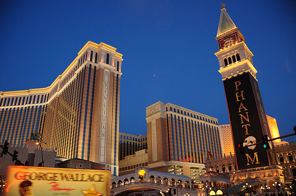 DSC_0078.jpg (4288x2848) NIKON D300 - 18-200mm f/3.5-5.6 // F3,5 // 1/30 sec // ISO 560 // 18,0 mm // no Flash // 2008:07:03 20:21:15