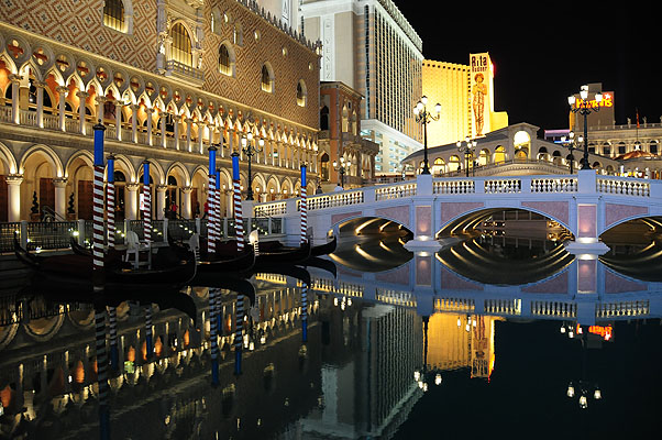 DSC_0244.jpg (4288x2848) NIKON D300 - 18-200mm f/3.5-5.6 // F3,5 // 0.1 sec // ISO 800 // 18,0 mm // no Flash // 2008:07:04 01:58:45