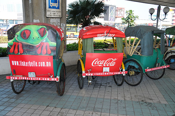 HKMM_1258.jpg (4288x2848) NIKON D300 - 18-200mm f/3.5-5.6 // F4 // 1/250 sec // ISO 400 // 22,0 mm // Flash fired, return detected // 2008:12:02 12:16:30