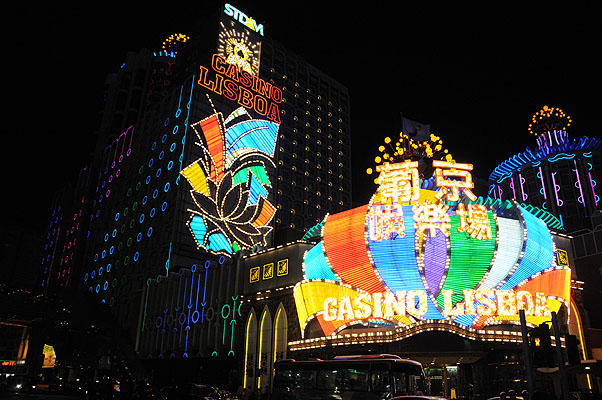 HKMM_1474.jpg (4288x2848) NIKON D300 - 18-200mm f/3.5-5.6 // F3,5 // 1/320 sec // ISO 1600 // 18,0 mm // no Flash // 2008:12:02 21:01:56